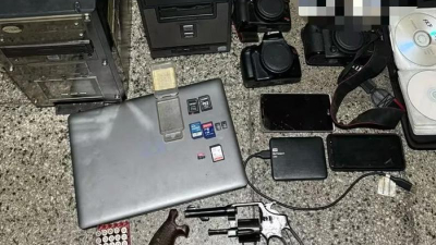 Un abuelo le tomaba fotos a su nieta con la ayuda de su madre