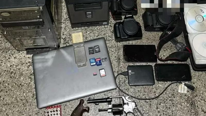 Un abuelo le tomaba fotos a su nieta con la ayuda de su madre