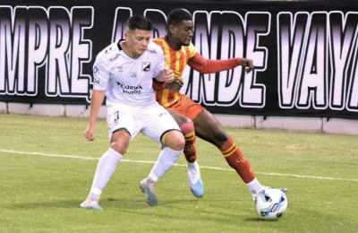 Tomás Squie y "Toto" González luchan por un lugar en el 11 de Sarmiento