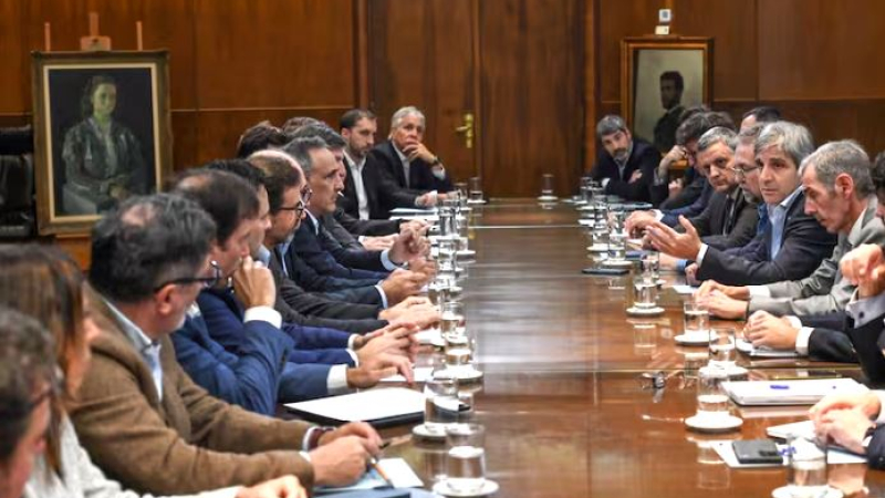 El Gobierno formalizó su plan para pagar una deuda millonaria con un bono y las empresas energéticas lo rechazan