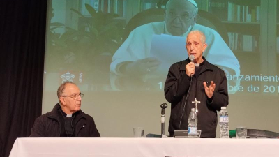 El cardenal Poli instó a luchar contra las malas enseñanzas en educación