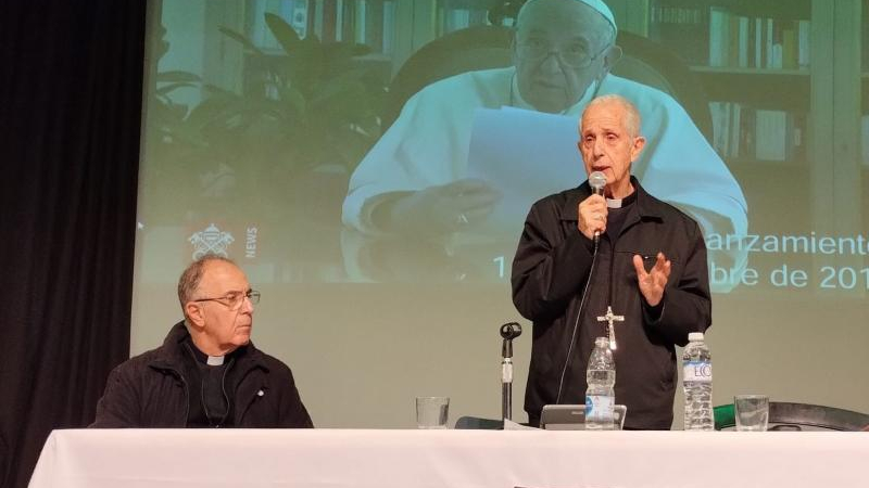 El cardenal Poli instó a luchar contra las malas enseñanzas en educación