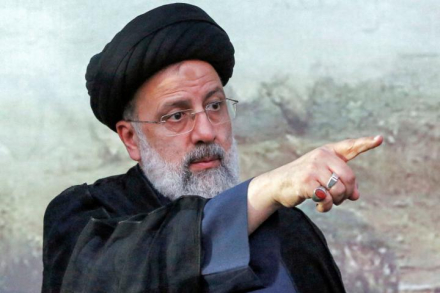 ebrahim-raisi-presidente-de-iran-senalando-en-un-acto.jpeg