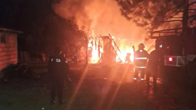 Un hombre prendió fuego su casa con sus tres hijos adentro: la madre de los chicos logró salvarlos