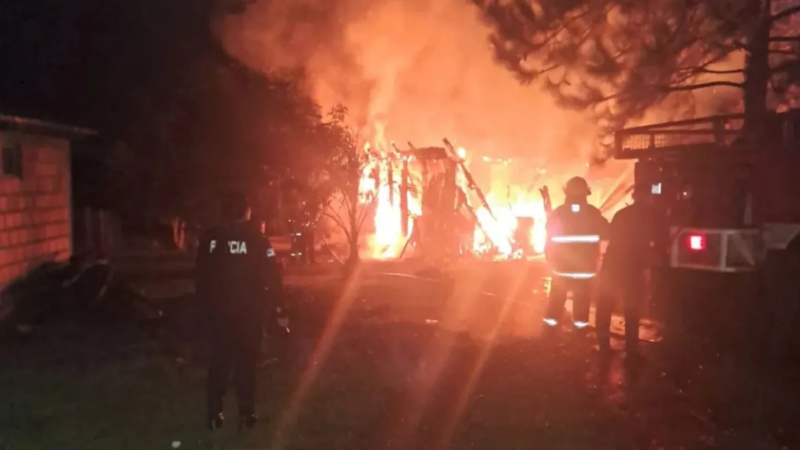 Un hombre prendió fuego su casa con sus tres hijos adentro: la madre de los chicos logró salvarlos