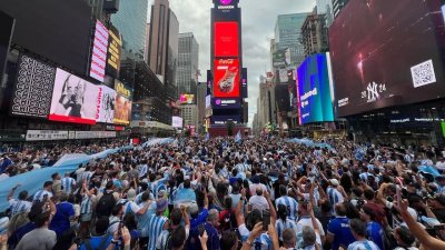 Impresionante banderazo de miles de hinchas argentinos en Times Square