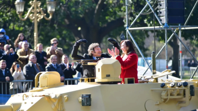 La foto en el tanque, regalos y un brindis clave: los detalles del desfile de Milei