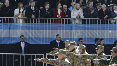 El desfile militar de Milei incluyó a tres acusados de torturas a soldados en Malvinas