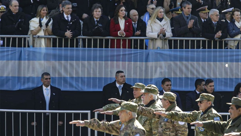 El desfile militar de Milei incluyó a tres acusados de torturas a soldados en Malvinas