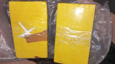 Escaparon de un control tras arrojar un bolso con cocaína de máxima pureza