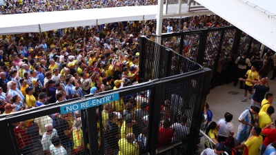 Por incidentes en el ingreso al estadio, el partido entre Argentina y Colombia comenzó más de una hora tarde