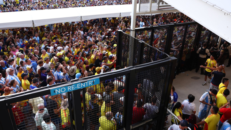 Por incidentes en el ingreso al estadio, el partido entre Argentina y Colombia comenzó más de una hora tarde