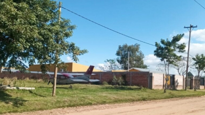 La avioneta abandonada en ruta 12 fue estacionada en el patio de una escuela y sin custodia