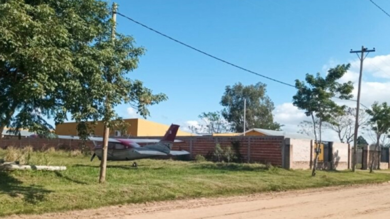 La avioneta abandonada en ruta 12 fue estacionada en el patio de una escuela y sin custodia