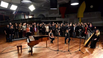 Músicos y cantantes, durante la grabación de La Memoria, en homenaje a las víctimas de la AMIA, en 2016.jpg
