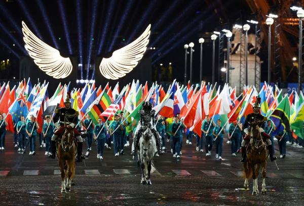 Vista general mientras se llevan las banderas de los países participantes durante la ceremonia de apertura. Foto: REUTERS/Stephanie Lecocq.