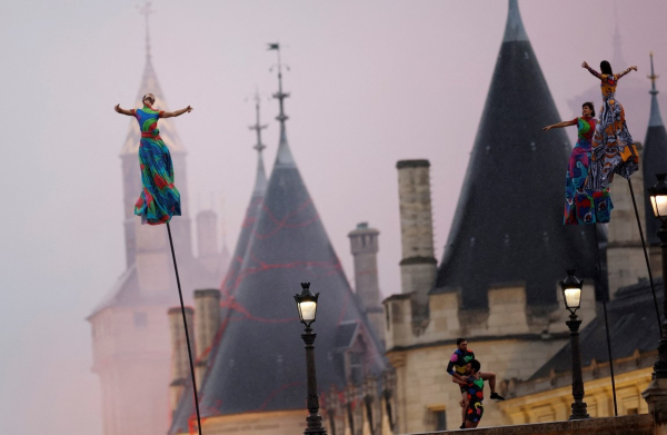 Los artistas durante la ceremonia de apertura de los Juegos Olímpicos 2024. Foto: REUTERS/Adnan Abidi.