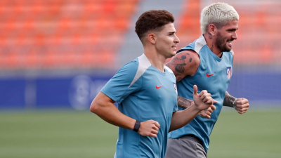 La primera práctica de Julián Álvarez en el Atlético Madrid: del gesto de Griezmann al recibimiento de De Paul