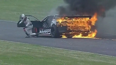 Se incendió el auto de Mazzacane y el piloto escapó corriendo entre las llamas