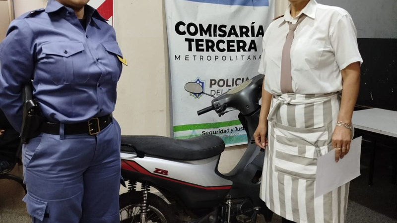 La sustrajeron la motocicleta a trabajadora de reconocido local gastronómico: la recuperó la Policía