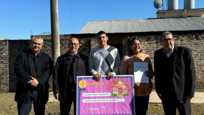 El IPDUV entregó el premio de condonación de deuda a Isaac Olivera