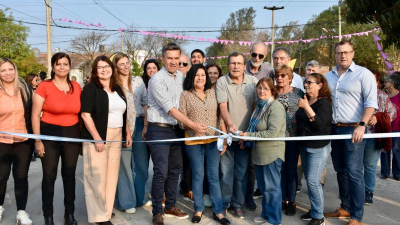 Después de años de espera, el gobernador inauguró cuadras de pavimento urbano en el barrio Aramburu