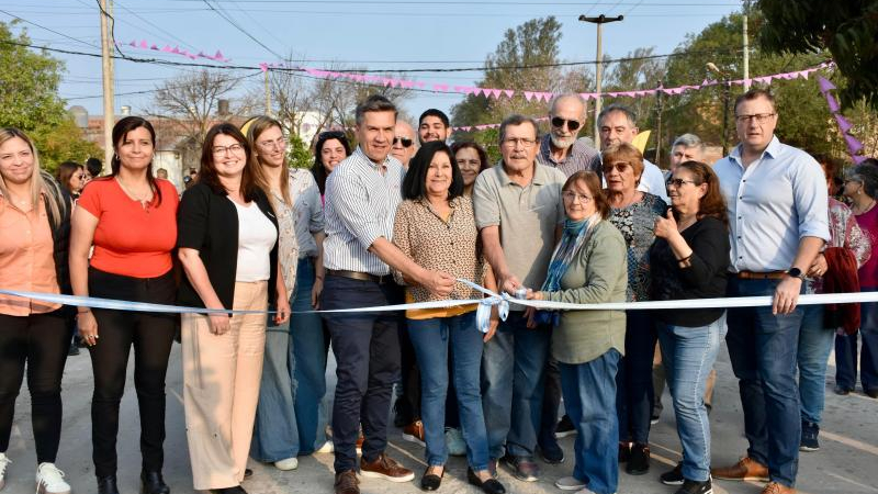 Después de años de espera, el gobernador inauguró cuadras de pavimento urbano en el barrio Aramburu