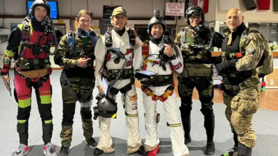 Dos paracaidistas argentinos saltaron en caída libre desde la estratósfera en plena noche