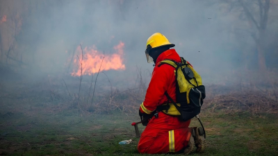 Brigadistas santafesinos combaten incendios en islas entrerrianas