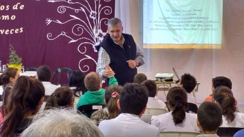 Arístides Álvarez: "Los niños y las niñas están muy expuestos en las redes sociales"