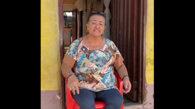 Una mujer de 67 años vive de venderles chismes a sus vecinos y ya compró dos casas con lo recaudado