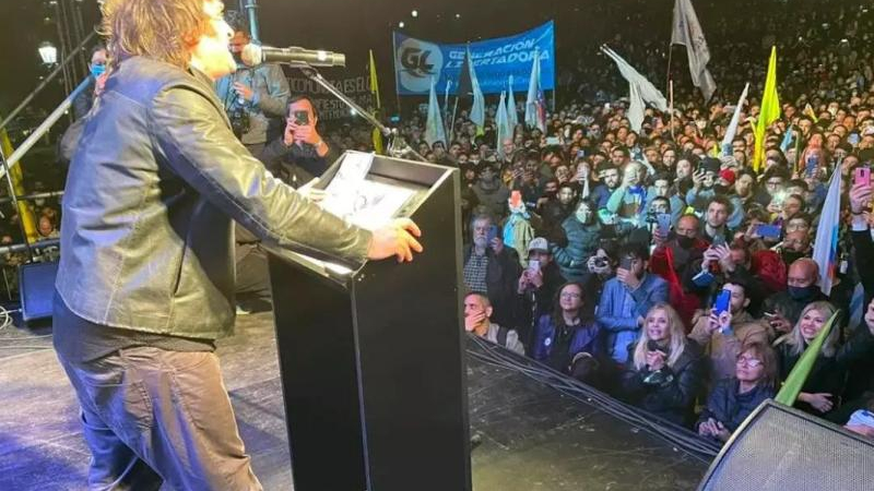 Tras una semana complicada, Milei reaparece en un acto con la militancia