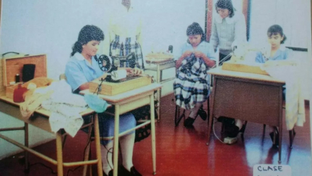 Clases de costura en el ICES del Opus Dei de Argentina (Paula Bistagnino).jpg