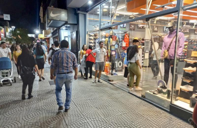 Lunes con hiper y supermercados cerrados por el Día del Empleado de Comercio