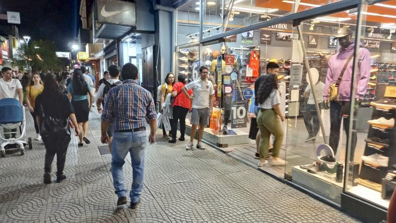 Lunes con hiper y supermercados cerrados por el Día del Empleado de Comercio
