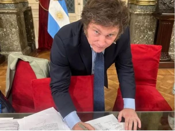 Milei veto.JPG