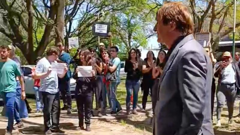 Con reclamos por recortes y despidos, trabajadores recibieron al titular del Conicet