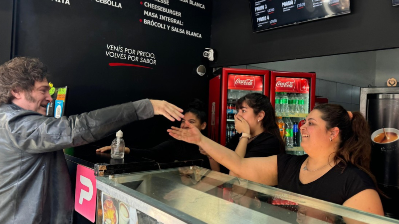 Milei visitó el local de empanadas donde se refugió el youtuber Fran Fijap durante la protesta universitaria