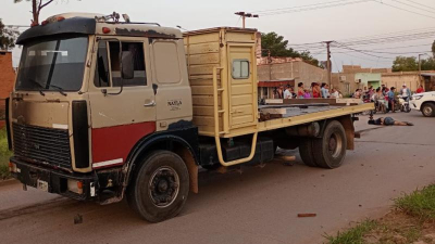Un motociclista muere al chocar contra un camión