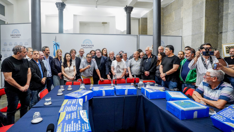 Las CTA y otras 60 organizaciones presentaron firmas en el Congreso contra el mega DNU de Milei