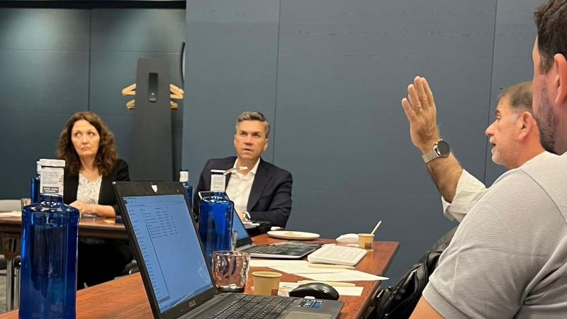 Zdero se reunió con empresarios del carbón en España y hoy viaja a Italia
