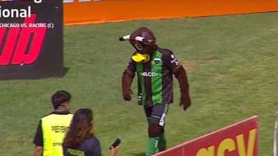 Echaron a la mascota de Nueva Chicago por insultar al arquero en pleno partido