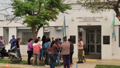 La madre de la menor responde a la abuela encadenada en el juzgado de Sáenz Peña