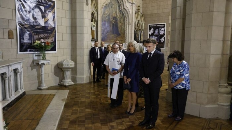 Emmanuel Macron homenajeó a los desaparecidos en la Iglesia de la Santa Cruz 
