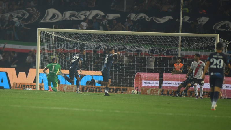 En un cierre con escándalo, Independiente Rivadavia le ganó sobre el final a River en Mendoza