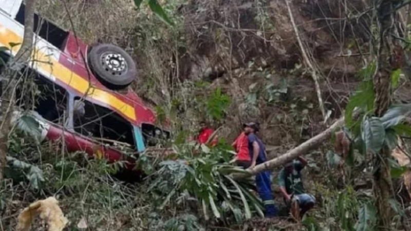 Tragedia en Brasil: al menos 17 muertos al caerse un autobús al precipicio