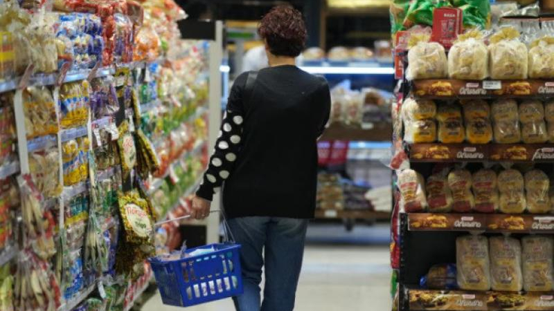 Anticipan leve suba del costo de vida en noviembre, con el consumo planchado
