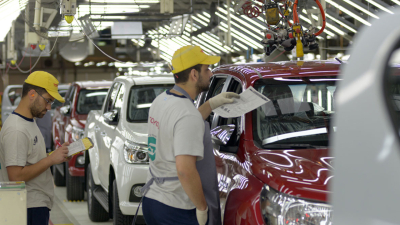 Automotrices anunciaron baja de precios ante la eliminación del impuesto PAIS