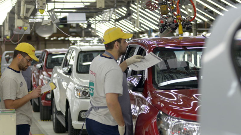 Automotrices anunciaron baja de precios ante la eliminación del impuesto PAIS