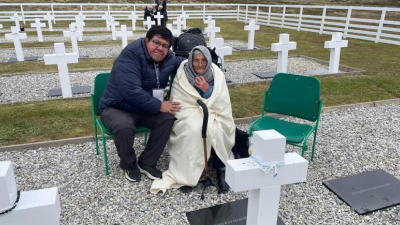 Villa Ángela: madre de 93 años visitó la tumba de su hijo en Malvinas